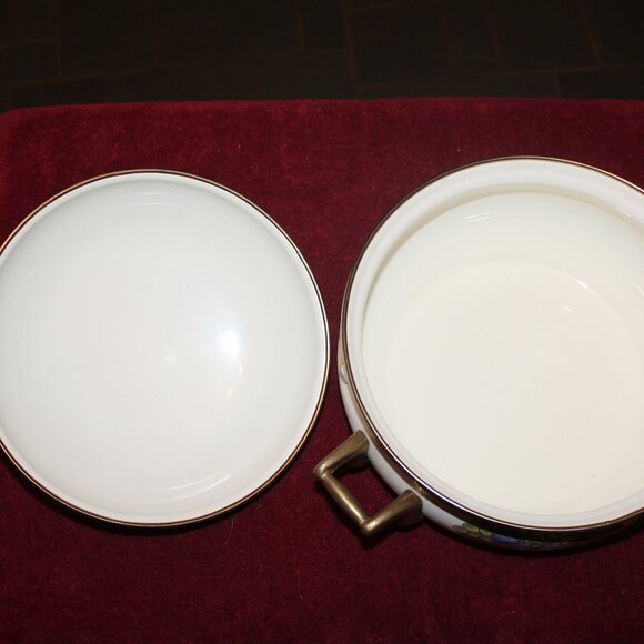 Vintage Enamelware 2 Quart Casserole Dish Dutch Oven Soup Pot and Lid Cornucopia - Picture 3 of 4